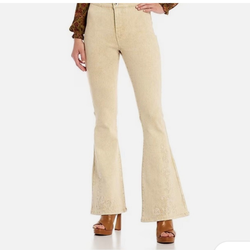 NWT C&V Chelsea & Violet Floral Embroidery Flared Jeans Size 30